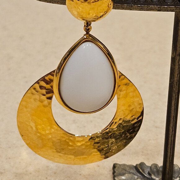 STATEMENT JOSE MARIA BARRERA WHITE HAMMERED GOLD DROP DANGLE CHANDELIER EARRINGS - Picture 7 of 11